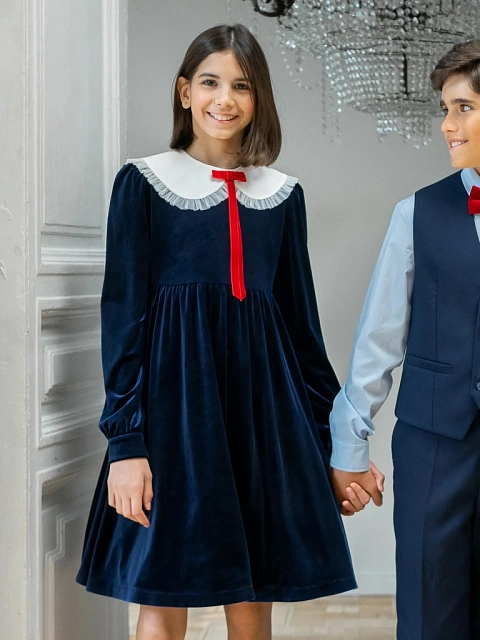 Платье из бархата со съемным воротником и брошью