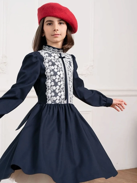 Платье школьное с широким кружевом на груди