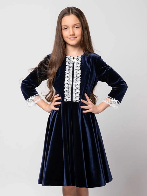 Платье из бархата с кружевом