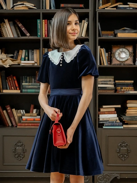 Платье из бархата со съемным воротником и коротким рукавом